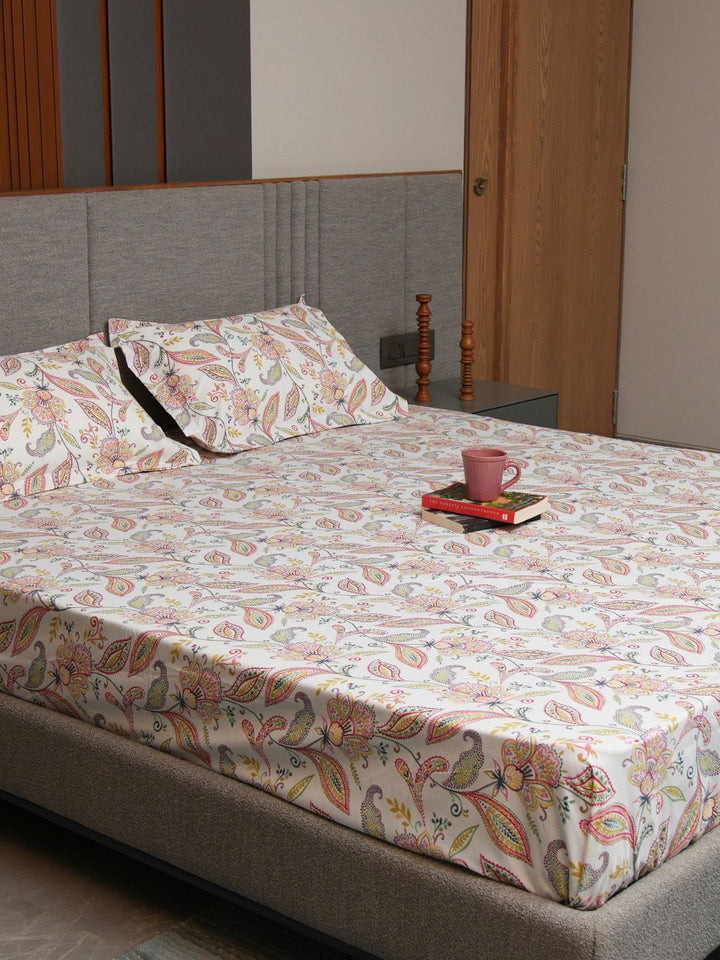 Urban Space White & Pink Printed 200 TC Cotton Single Bedsheet dengan 1 Cover Bantal