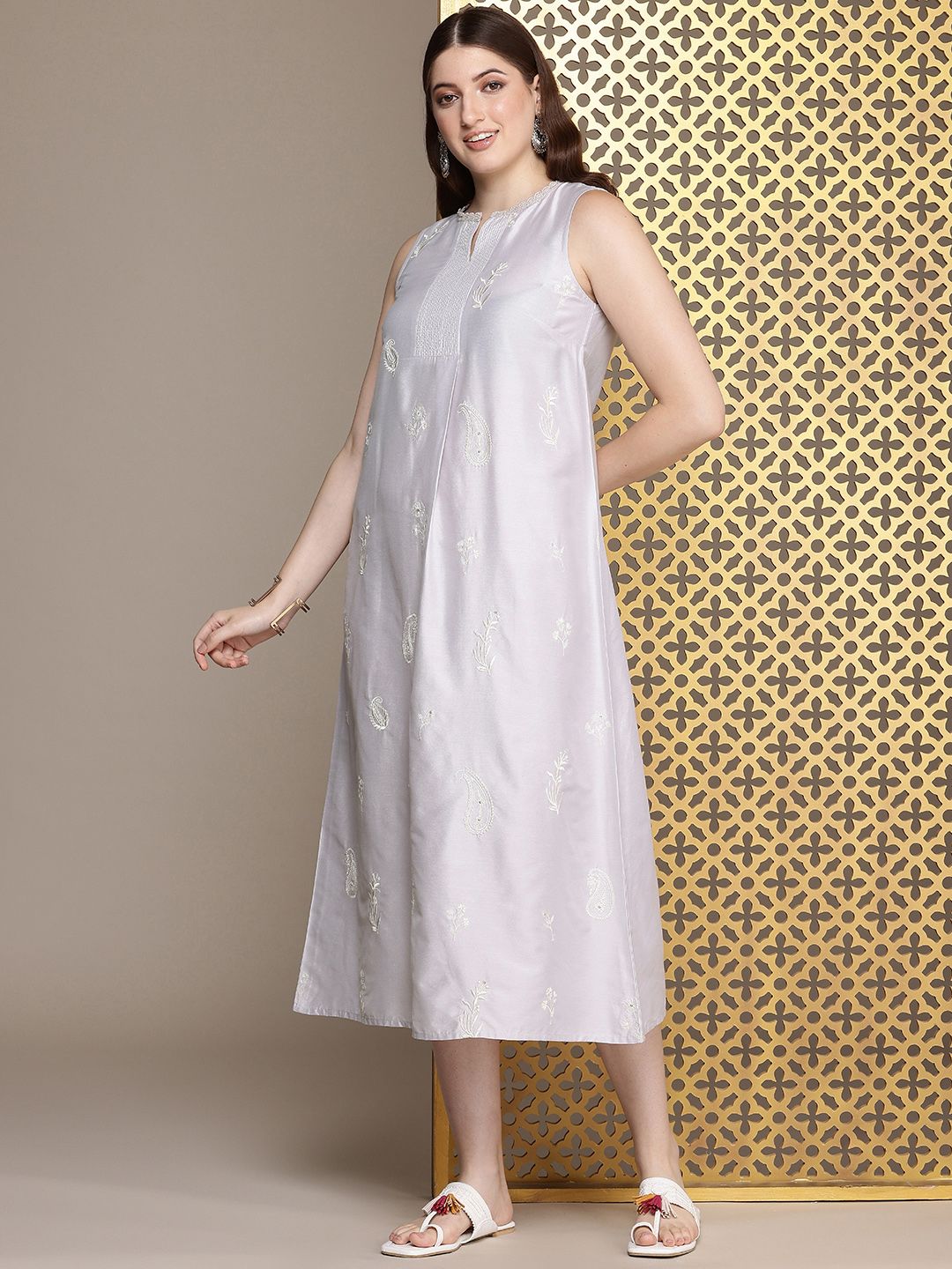 House of Pataudi Floral Embroidered Jashn Ethnic Dress