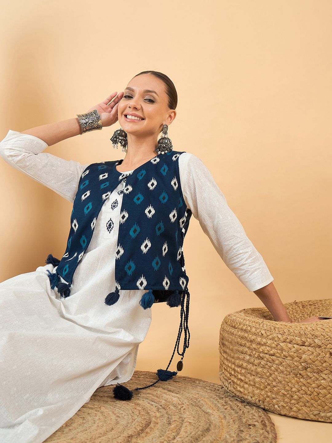 Motif etnik putih dicetak kurta kapas tulen biasa dengan seluar
