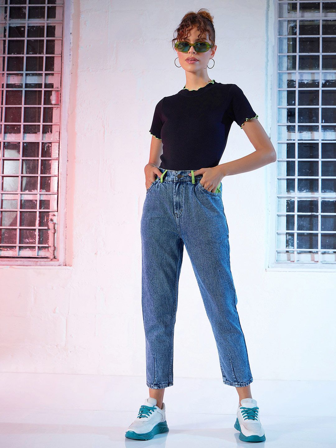 SASSAFRAS Women Blue Regular Fit Mid-Rise Pleated Clean Look Slouchy Jeans