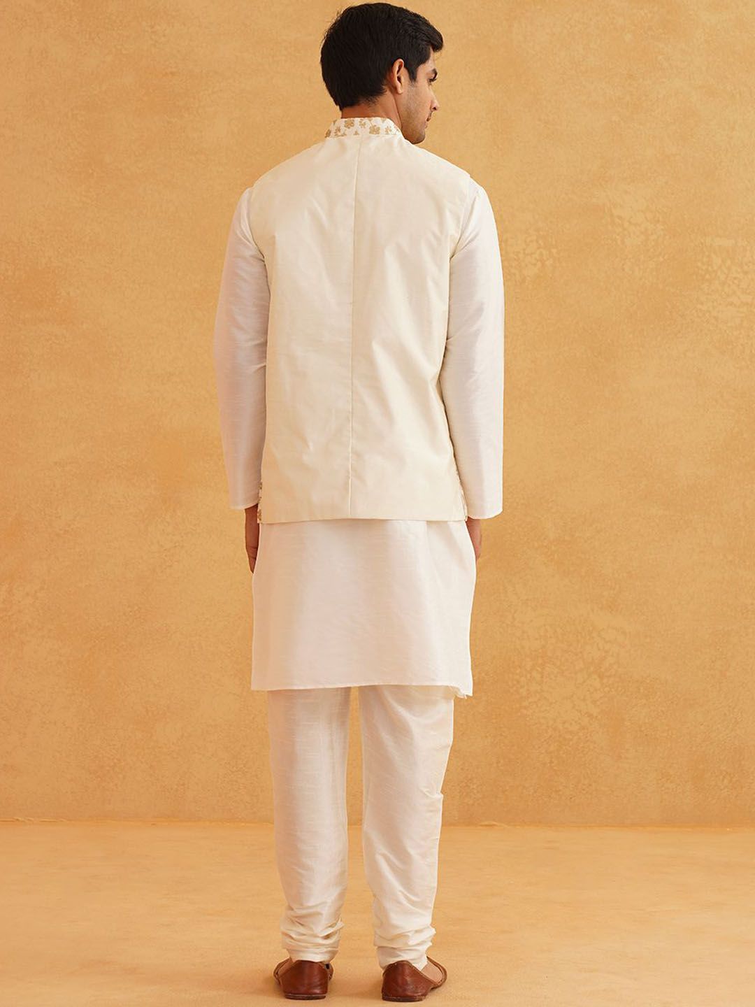 SOJANYA Kolar Band Lengan Panjang Kurta Biasa Dengan Churidar Dengan Jaket Nehru