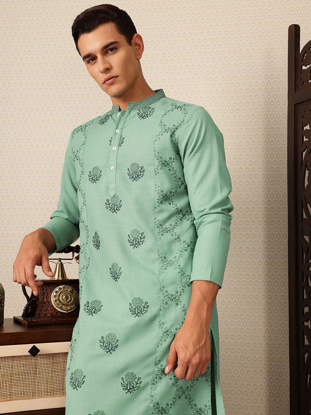 House of Pataudi Floral Thread Work Mandarin Collar Jashn Kurta with Trousers