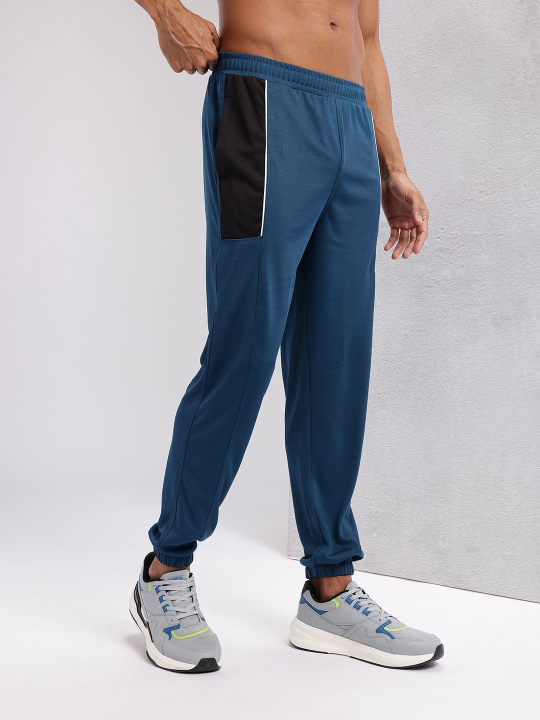 HRX by Hrithik Roshan Men Colourblocked Detail Mid-Rise Rapid-Dry Training Joggers