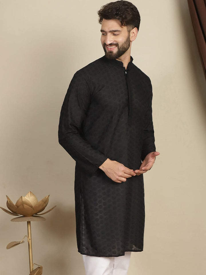 Anouk Motif Etnik Hitam Bersulam Kolar Mandarin Kurta Lurus Kapas Tulen