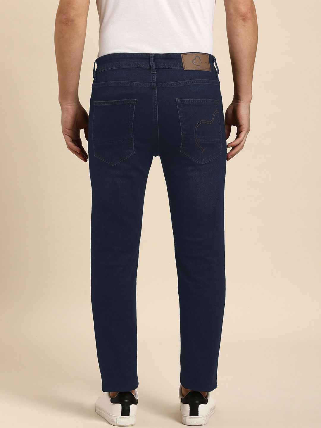 Menjadi lelaki manusia kurus sesuai pertengahan pertengahan kecemasan rendah pudar seluar jeans yang boleh diperbaharui