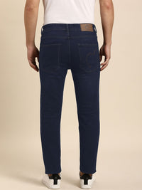 Menjadi lelaki manusia kurus sesuai pertengahan pertengahan kecemasan rendah pudar seluar jeans yang boleh diperbaharui