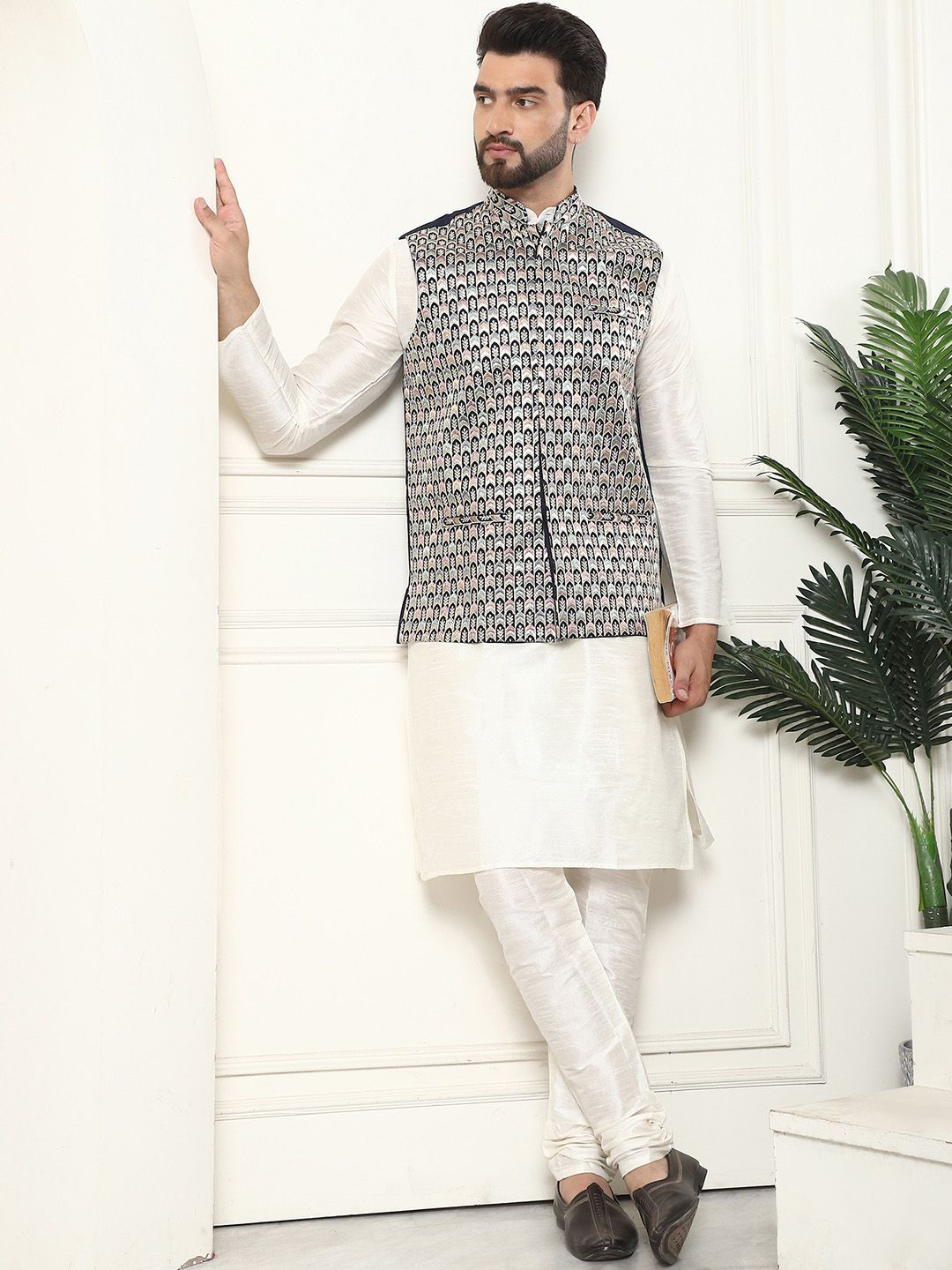 SOJANYA LUXE Men Embroidered Mandarin Collar Nehru Jackets