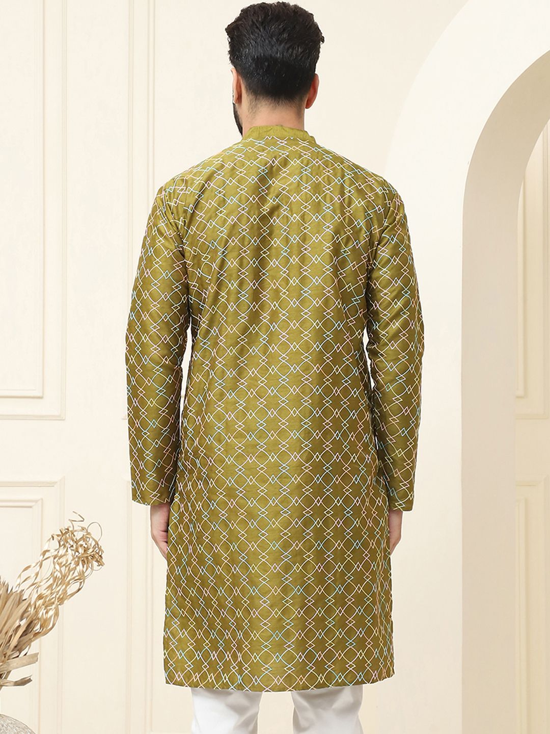 SOJANYA Men Geometric Embroidered Mandarin Collar Kurta