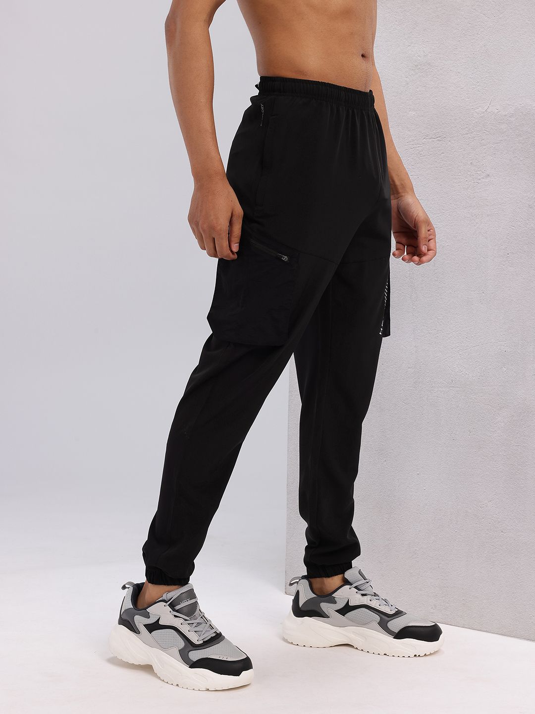 HRX by Hrithik Roshan Men Mid-Rise Rapid-Dry Training Cargo-Style Joggers