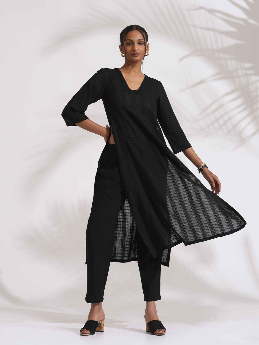 trueBrowns Women Woven Design Pure Cotton High Slit Straight Kurta with Trousers