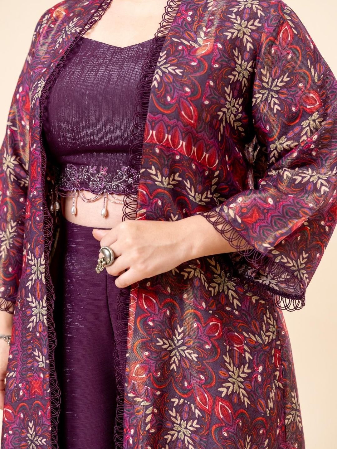 Atasan Crop V-Neck Bercetak Mamicha Mehfil Dengan Set Co-Ords Cape & Palazzos