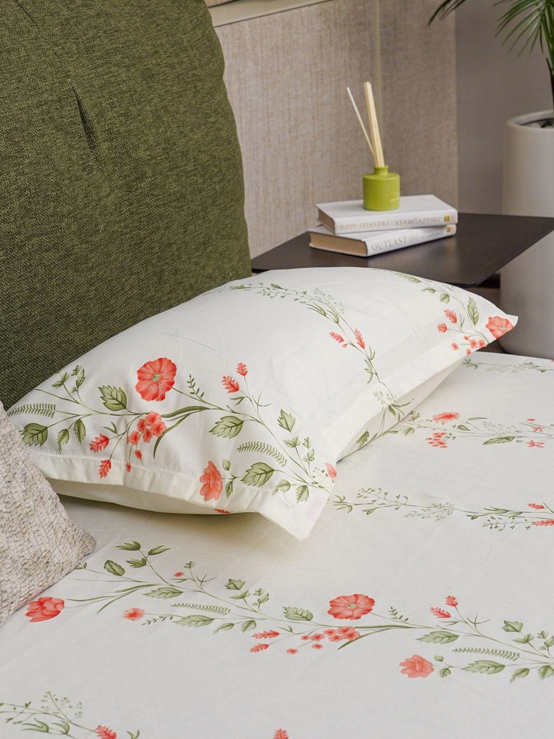URBAN SPACE Peach-Coloured & White 200 TC Cotton Queen Bedsheet Set 1.27 m x 1.98 m