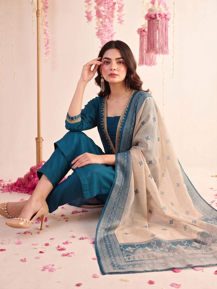 Mamicha Women Ethnic Motifs Thread Work Kurta with Trousers & With Dupatta