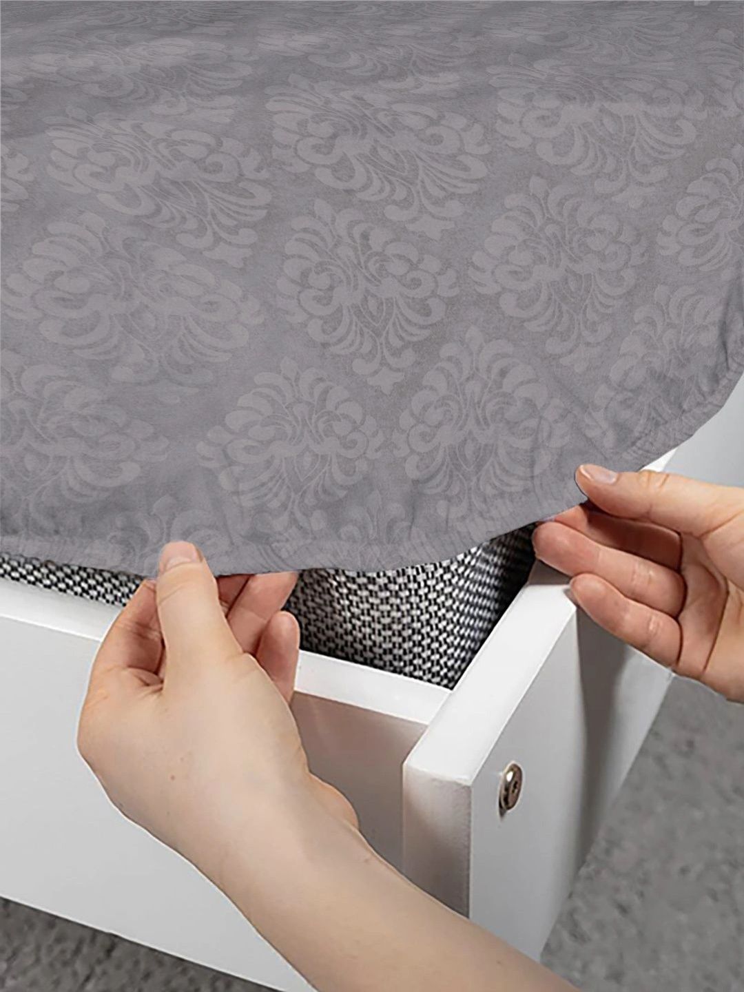 Klotthe Grey Floral Timbul Dilengkapi Cadar 300 TC King dengan 2 Sarung Bantal