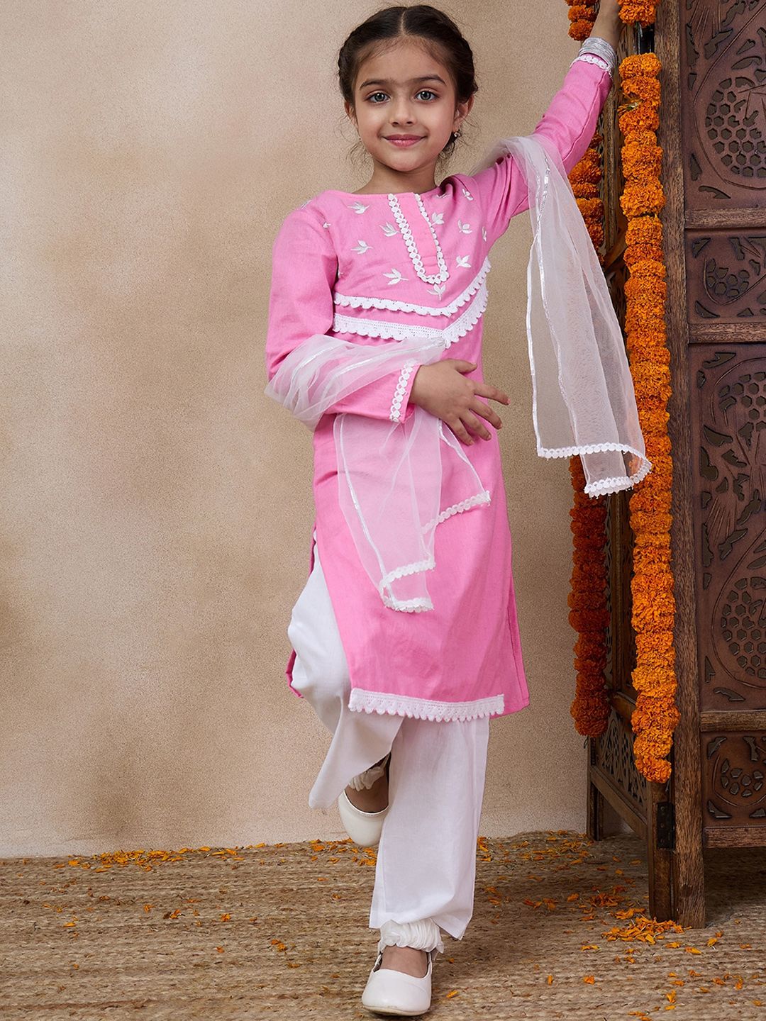pspeaches Girls Floral Embroidered Round Neck Straight Kurta With Trousers & Dupatta