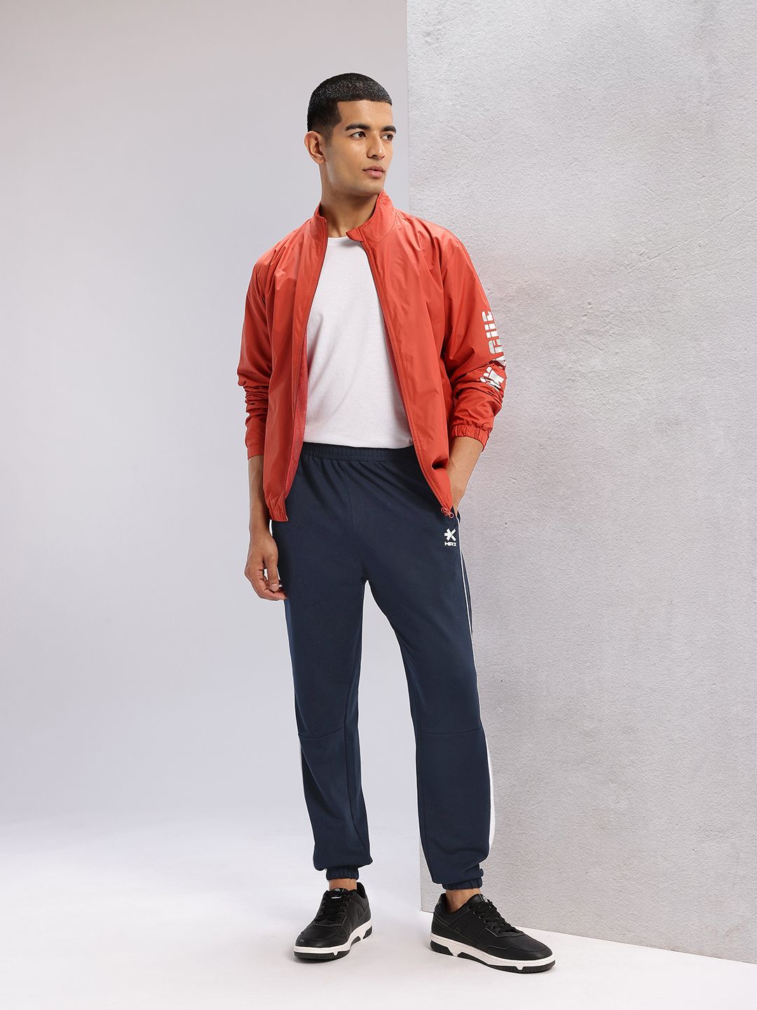 HRX by Hrithik Roshan Men Contrast Piping Mid-Rise Lifestyle Joggers