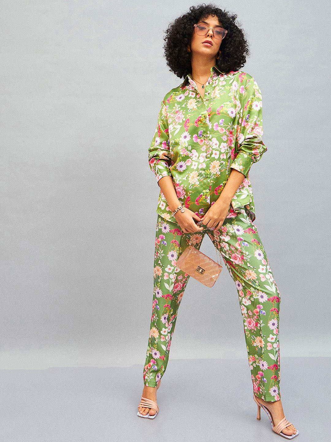SASSAFRAS Women Floral Printed Mid Rise Straight Fit Regular Trousers