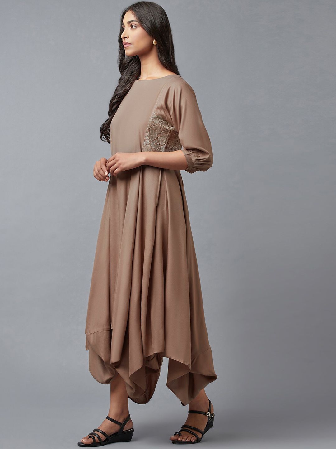 W Women Beige Geometric Embroidered Thread Work Kaftan Kurta