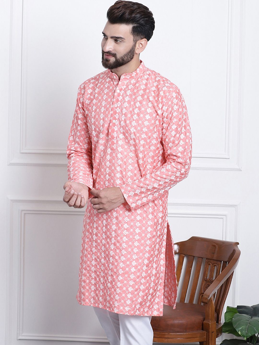 SOJANYA Kurta Bersulam Berwarna Peach & Putih Lelaki