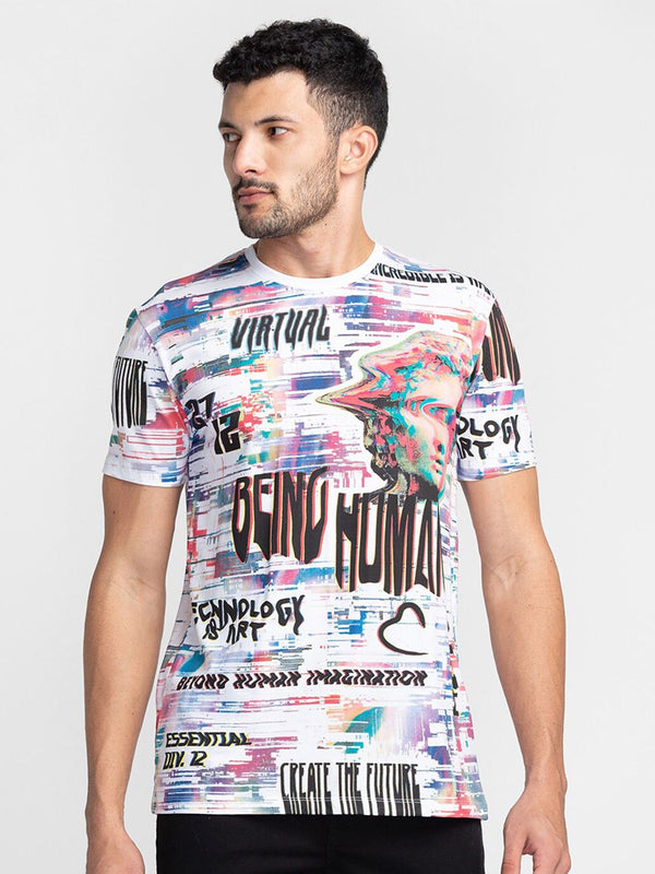 Menjadi t-shirt leher tipografi yang dicetak manusia