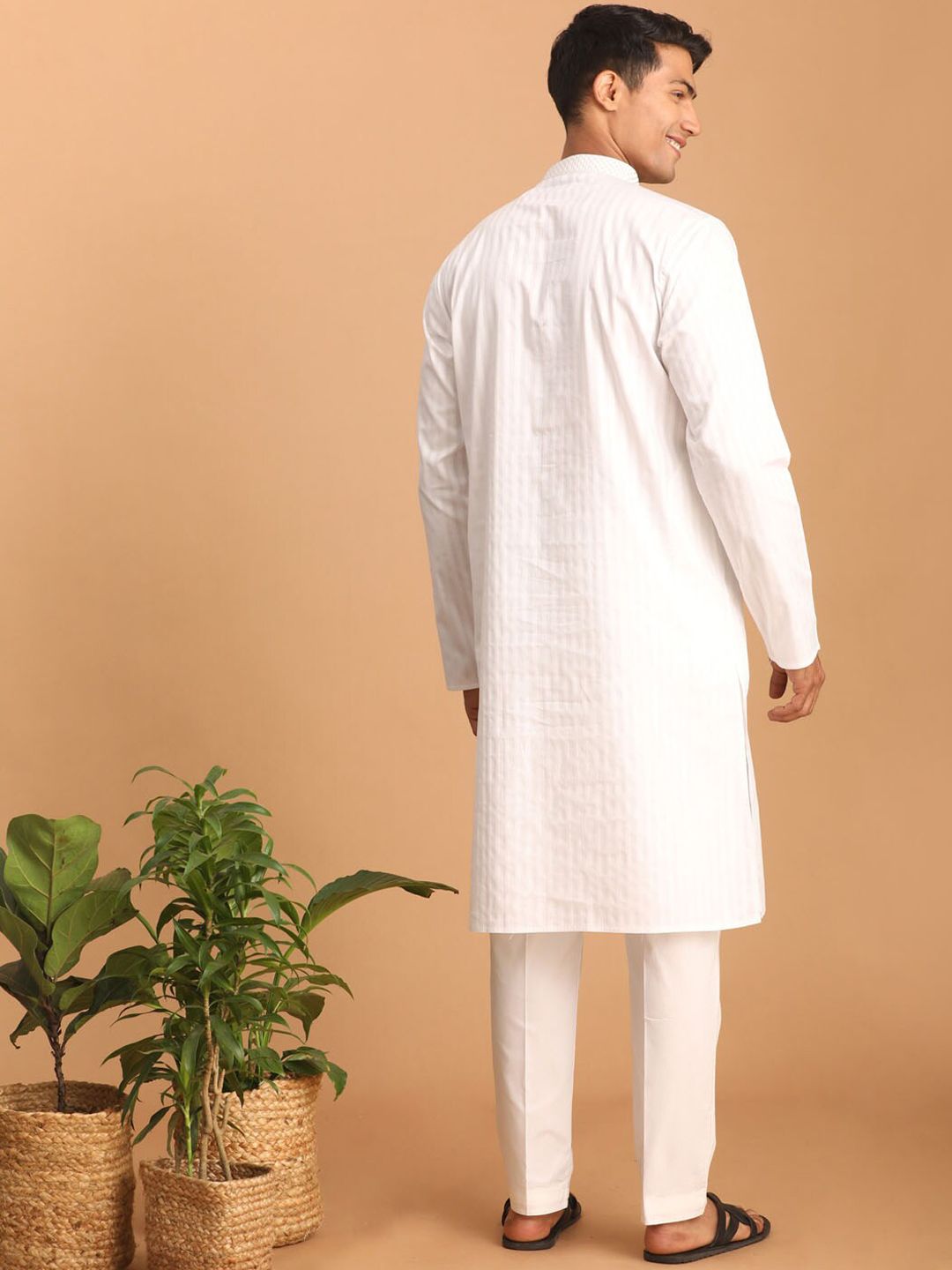 VASTRAMAY Striped Thread Work Kurta with Pyjamas