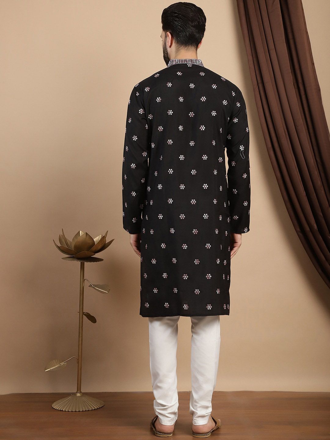Anouk Floral Sulam Benang Biasa Kerja Mandarin Collar Straight Kurta dengan Churidar