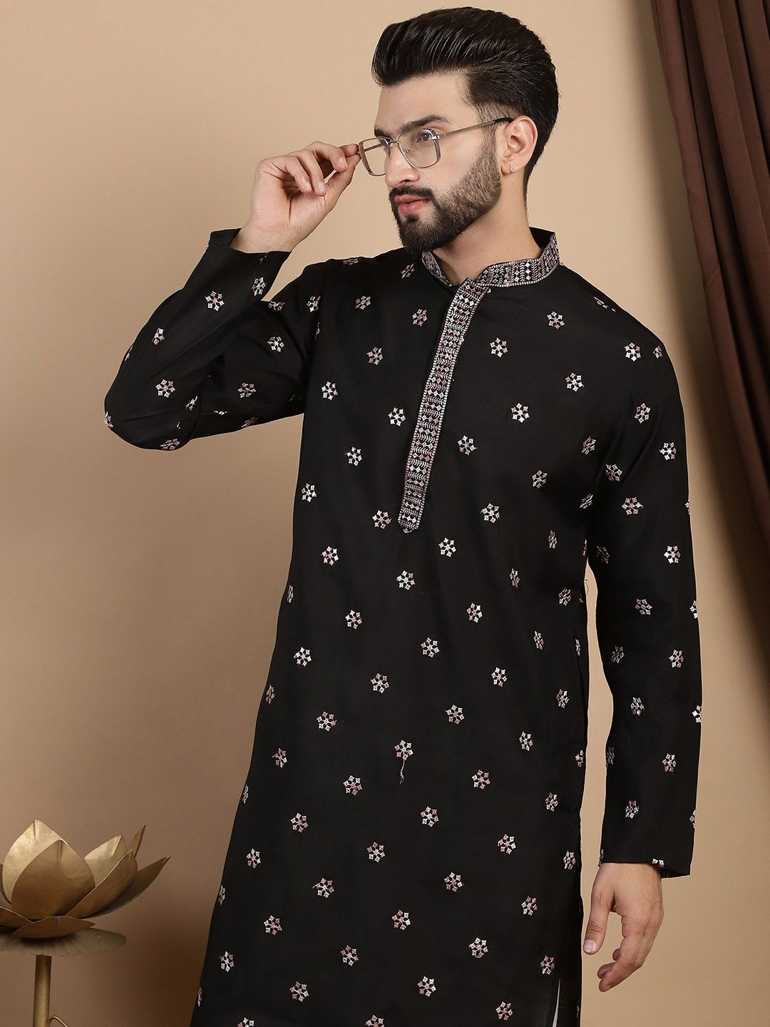Anouk Floral Sulam Benang Biasa Kerja Mandarin Collar Straight Kurta dengan Churidar