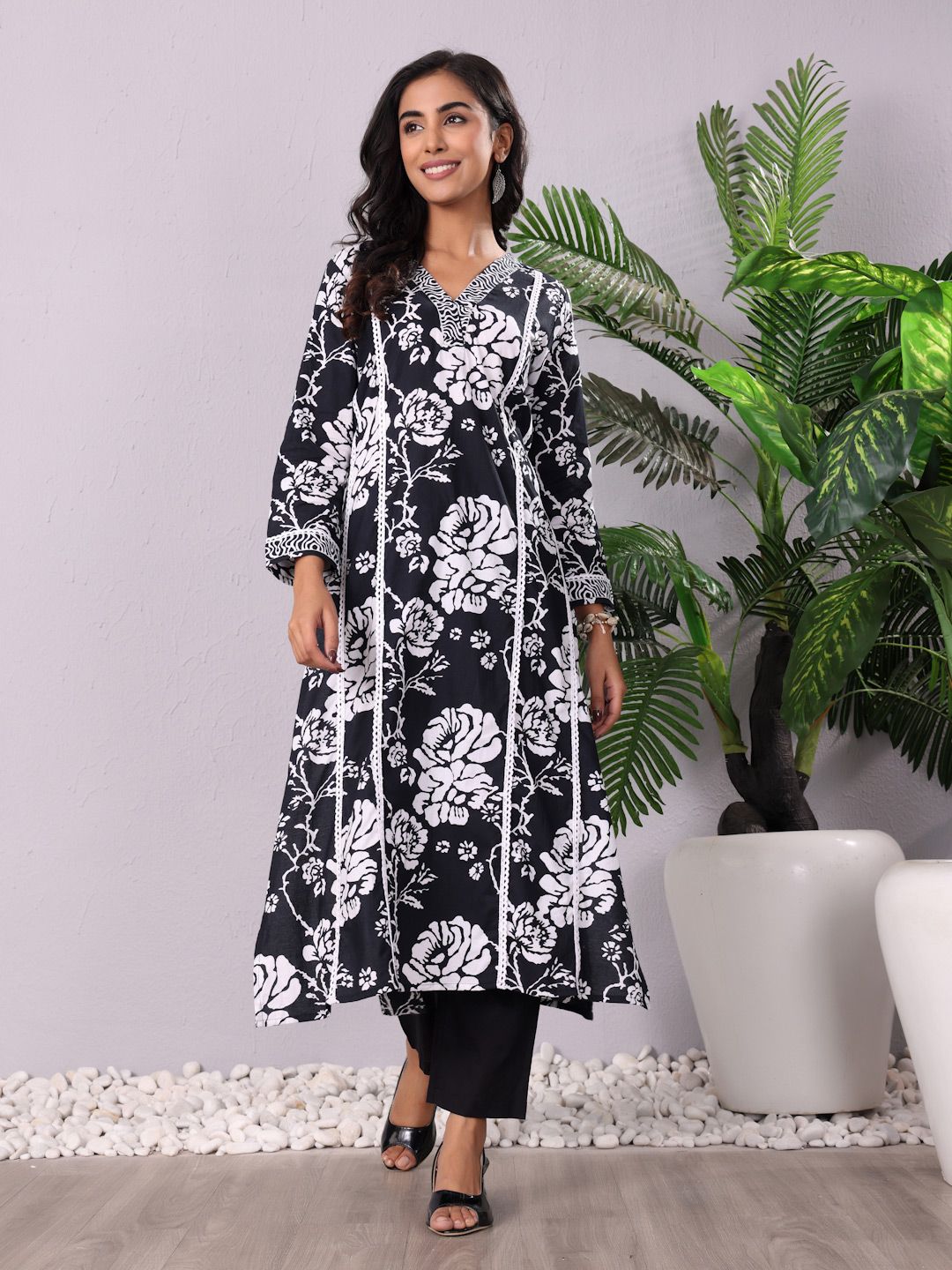Varanga Floral Printed V-Neck Panelled Pure Cotton A-Line Kurta With Trouser