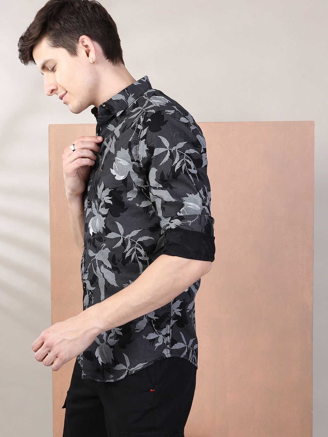 The Indian Garage Co Men Charcoal Grey & Black Slim Fit Printed Casual Shirt