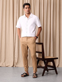 Lelaki Bowerbird yang disesuaikan dengan seluar berlapis vintaj