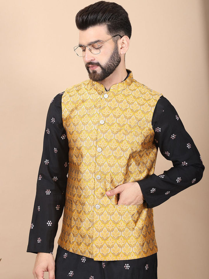 Kurta Sutera Kapas Bersulam Bunga Hitam Anouk dengan Jaket Churidar & Nehru