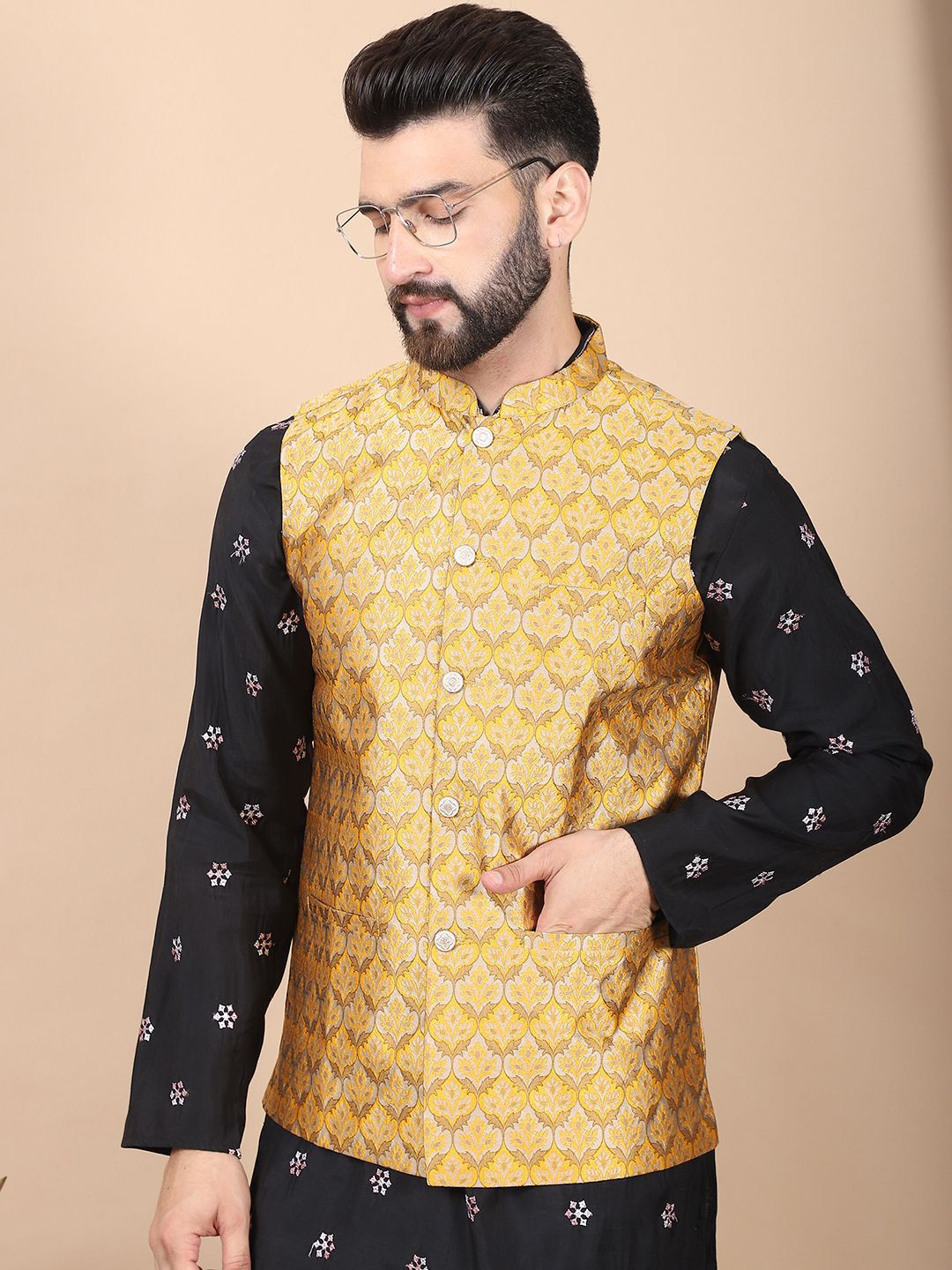 Kurta Sutera Kapas Bersulam Bunga Hitam Anouk dengan Jaket Churidar & Nehru
