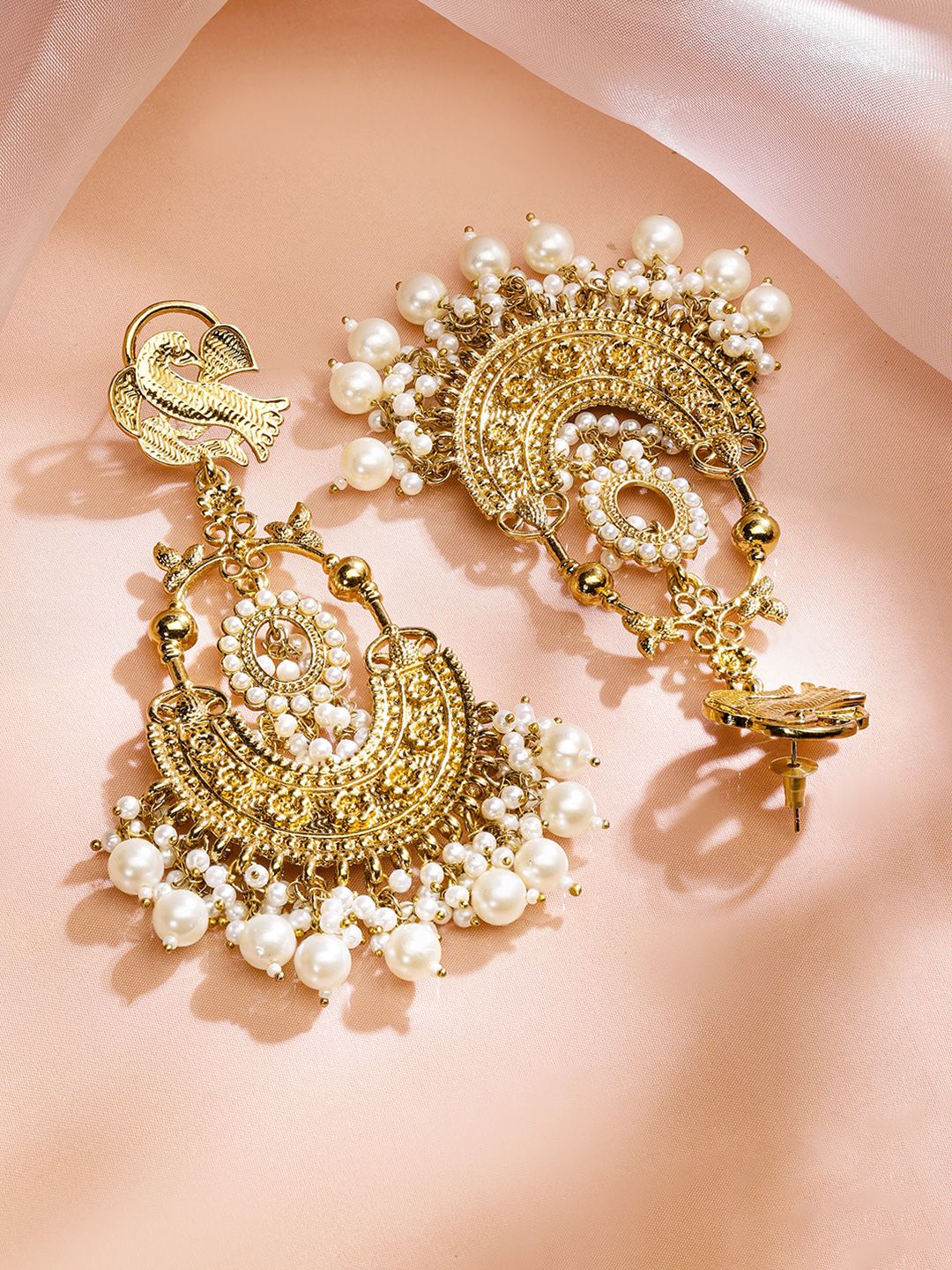 Rubans 18K bersalut emas anting-anting chandbali dengan aksen manik mutiara putih