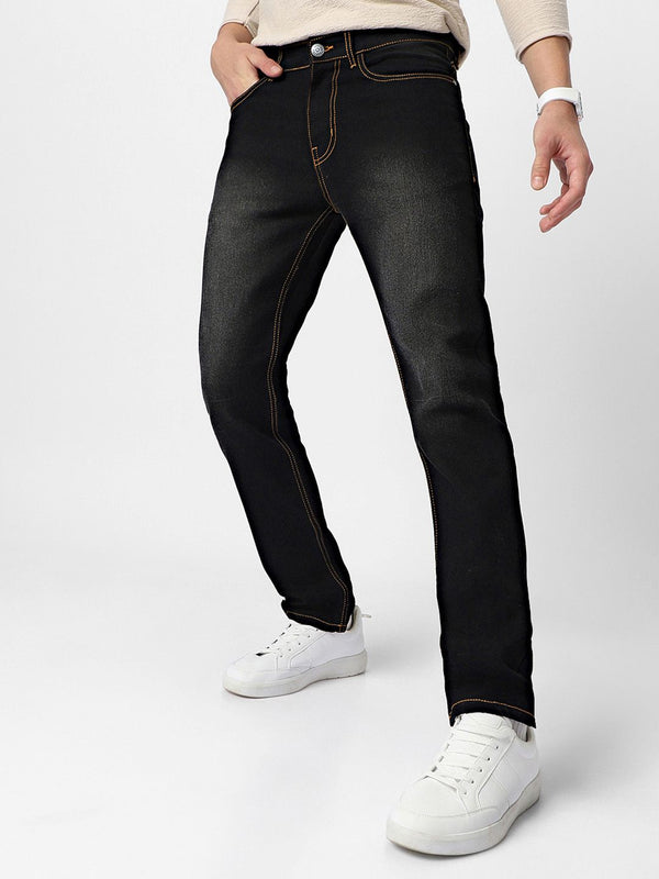 Lelaki fesyen Urbano sesuai dengan seluar jeans yang boleh dibasuh