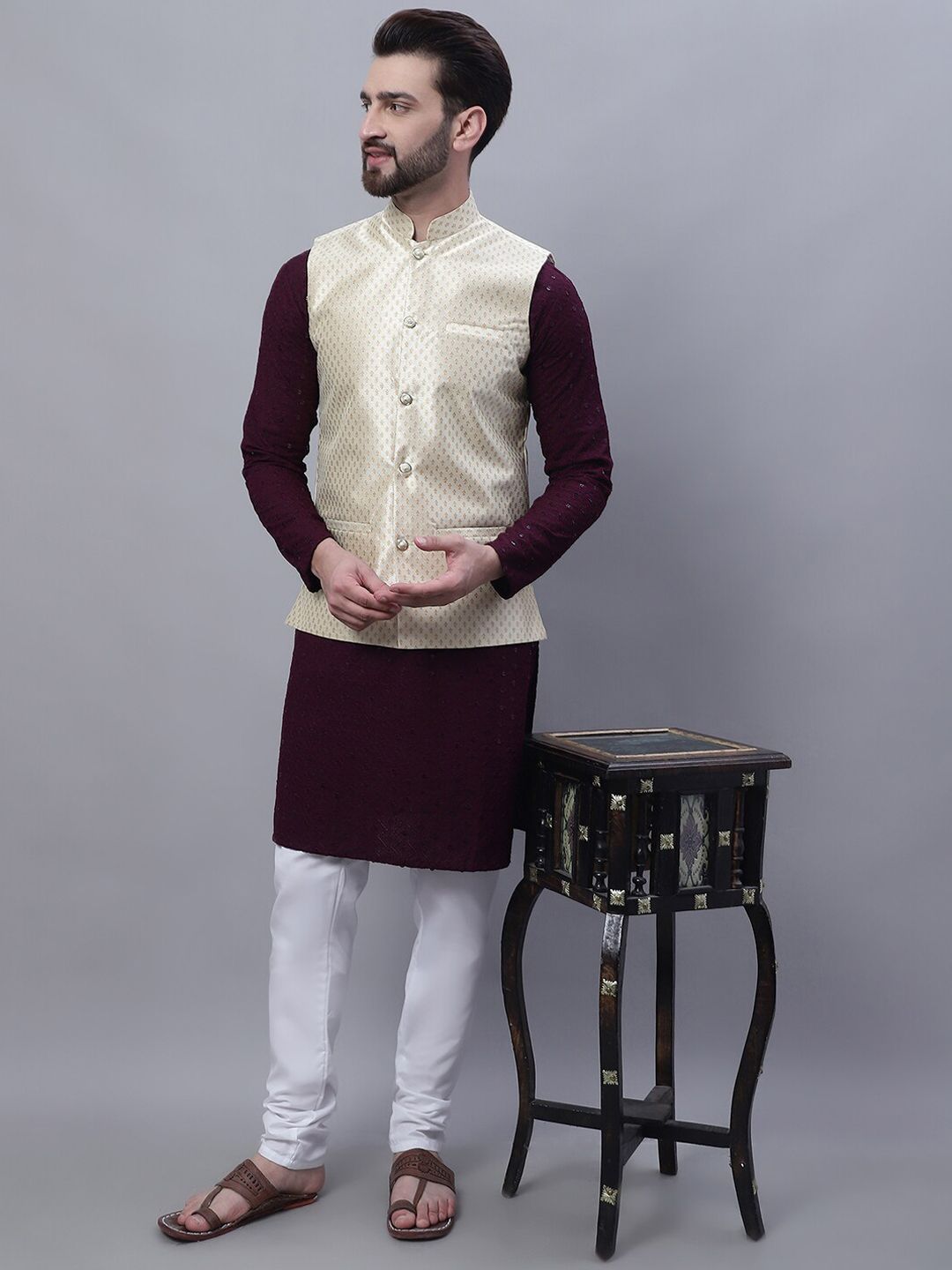 SOJANYA Motif Etnik Lelaki Sulam Kurta Kapas Tulen Dengan Kurta Churidar & Nehru
