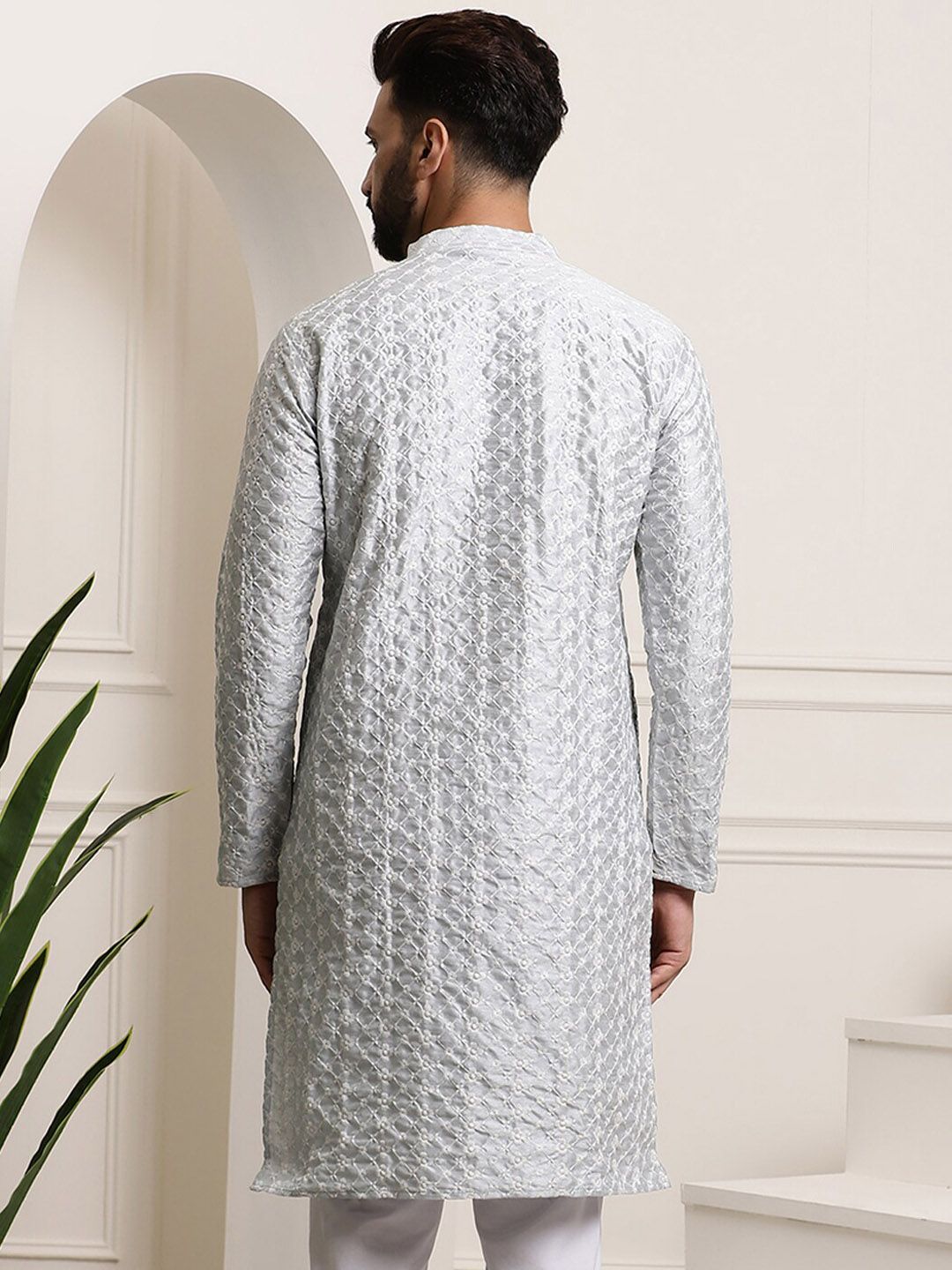 SOJANYA Band Collar Floral Embroidered Thread Work Straight Kurta