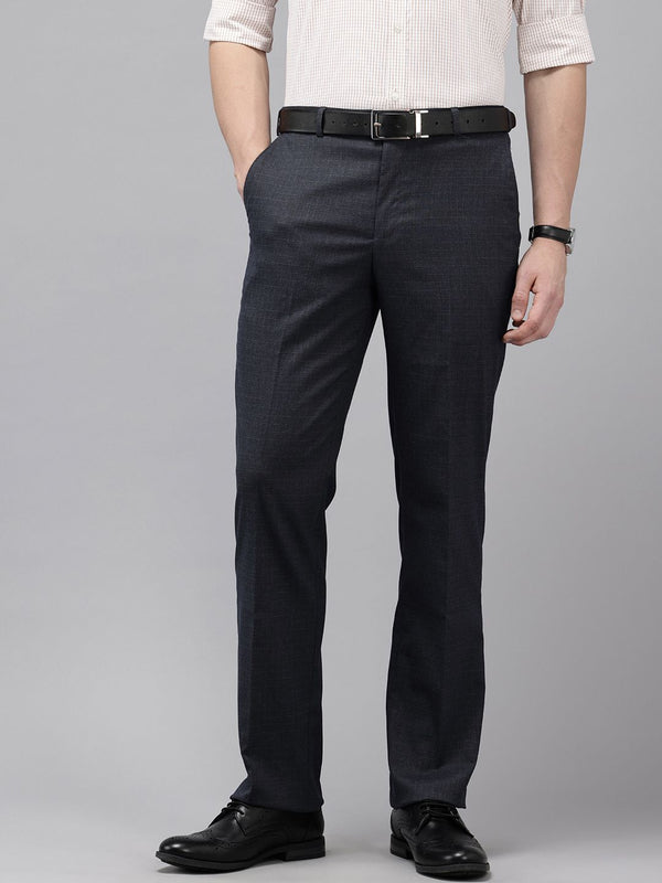 Lelaki Park Avenue memeriksa seluar rasmi