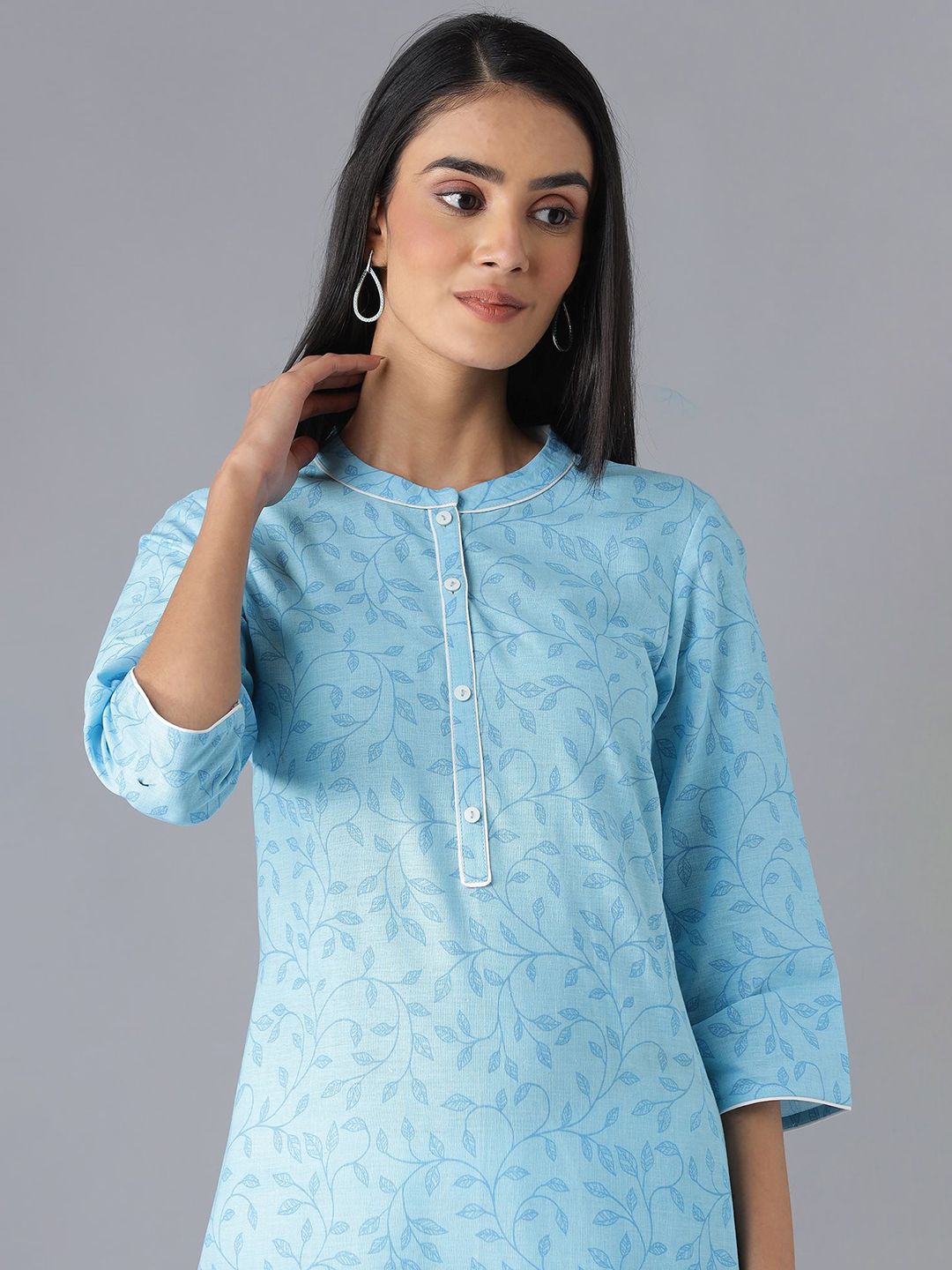 AURELIA Women Blue & White Floral Printed Kurta with Trousers