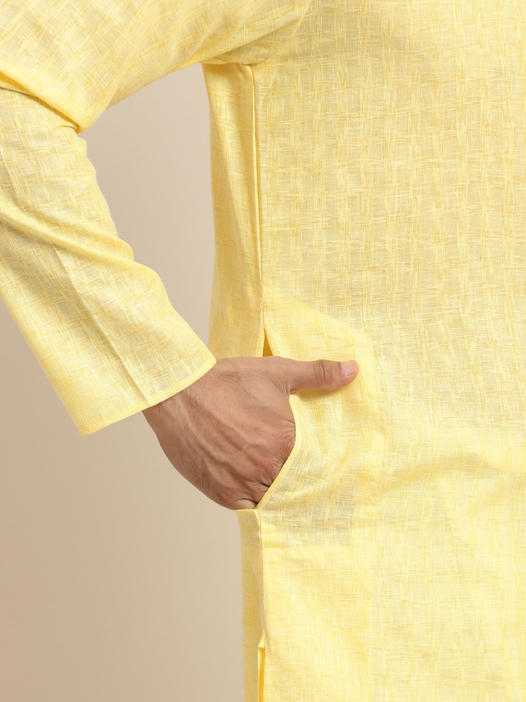 Anug oleh SOJANYA Lelaki Yellow Checked Dobby Mandarin Collar Kurta