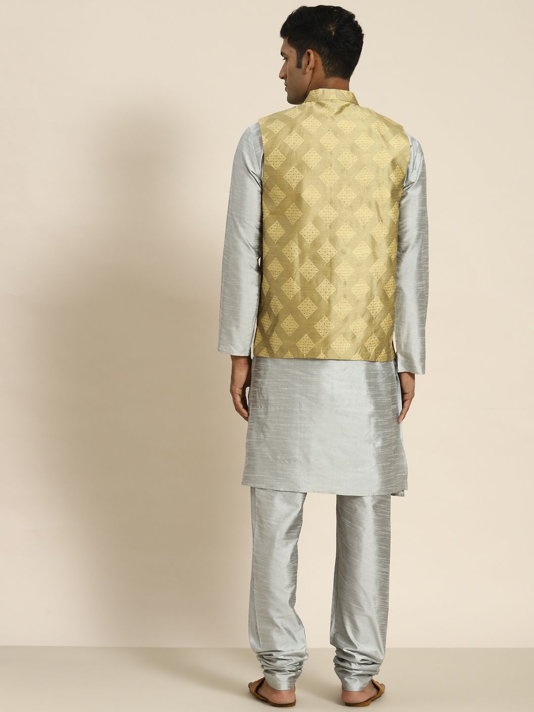 SOJANYA Men Grey Kurta with Churidar