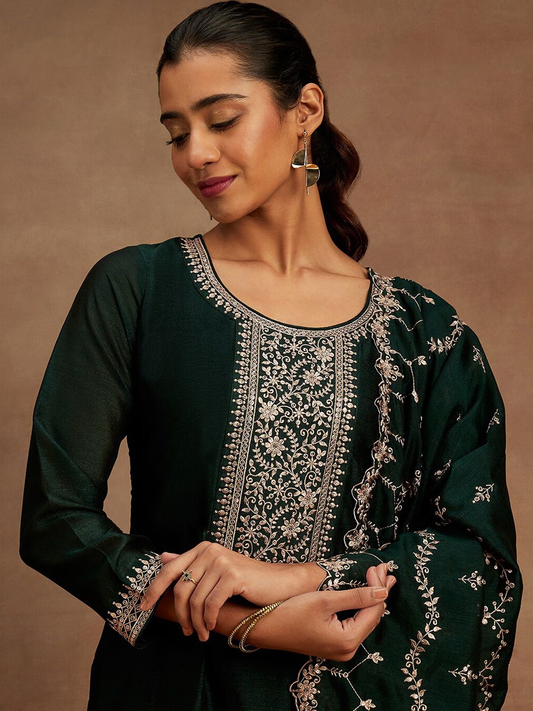 Libas Floral Yoke Design Sequinned kurta dengan seluar & dupatta