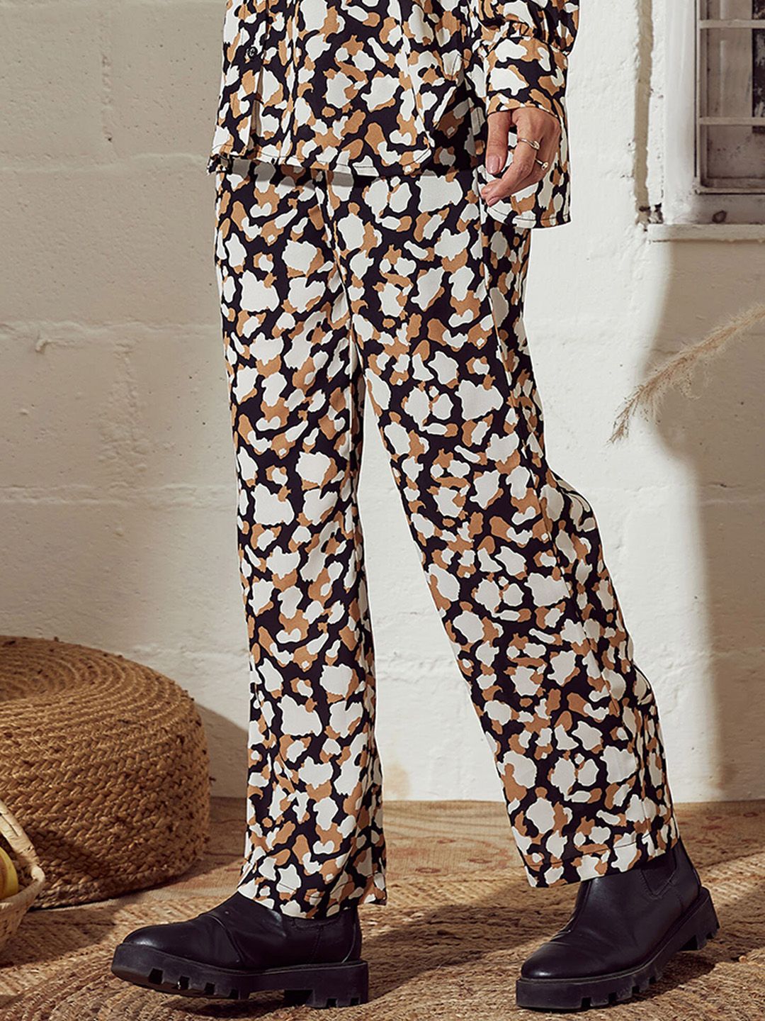 SASSAFRAS Women Beige Abstract Printed Mid-Rise Straight Trousers