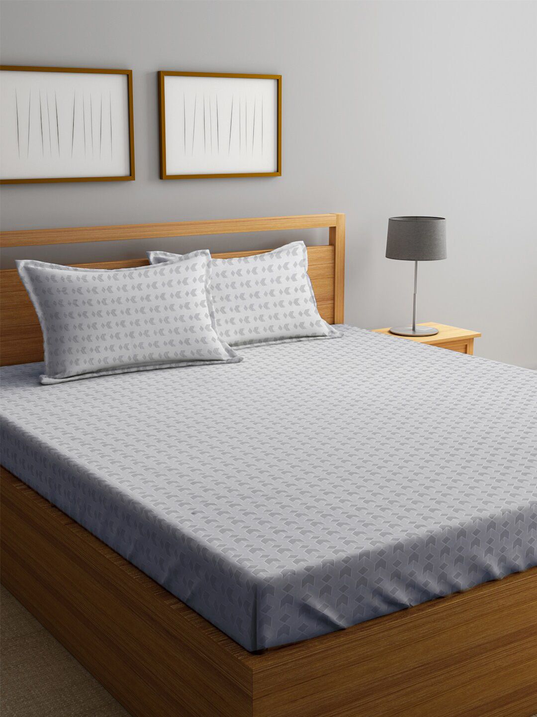 KLOTTHE Grey & White Geometric Printed 300TC Double King Bedsheet With 2 Pillow Covers
