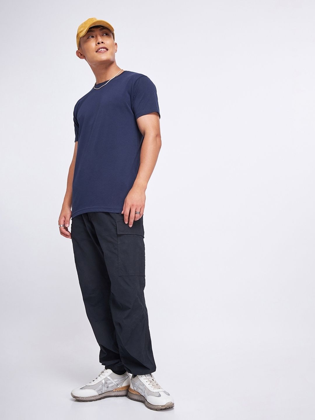 Bewakoof Men Navy Blue Solid Round Neck Pure Cotton T-shirt