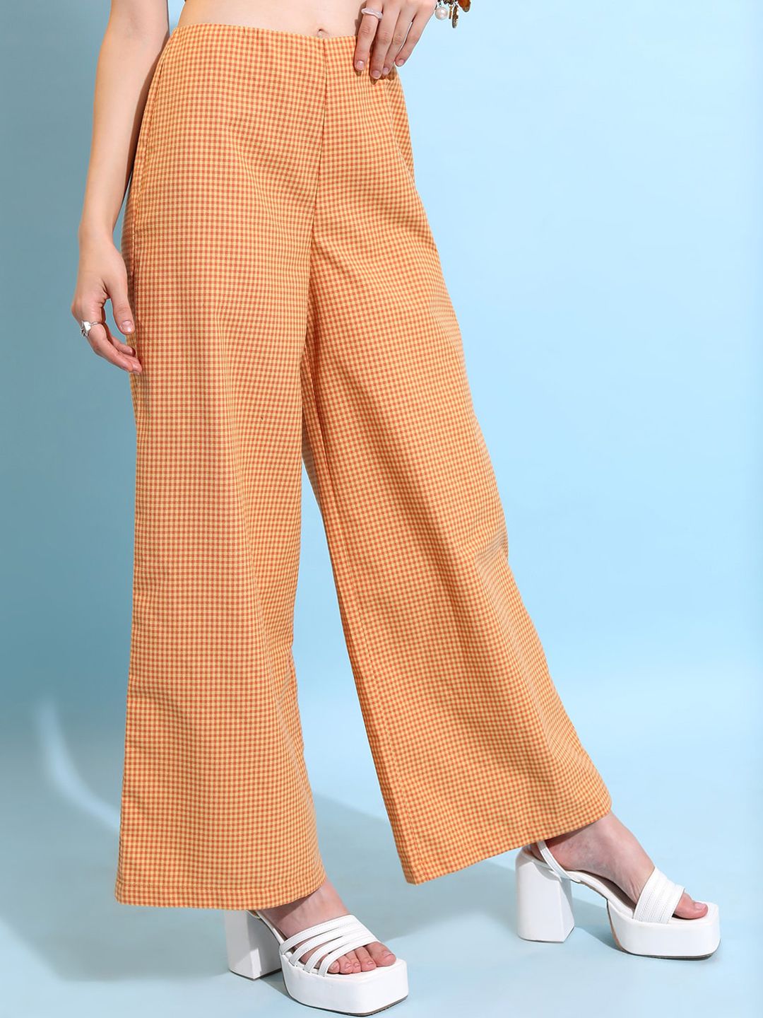 Tokyo Talkies memeriksa leher halter atas dengan seluar