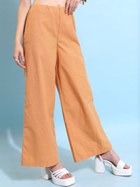 Tokyo Talkies memeriksa leher halter atas dengan seluar