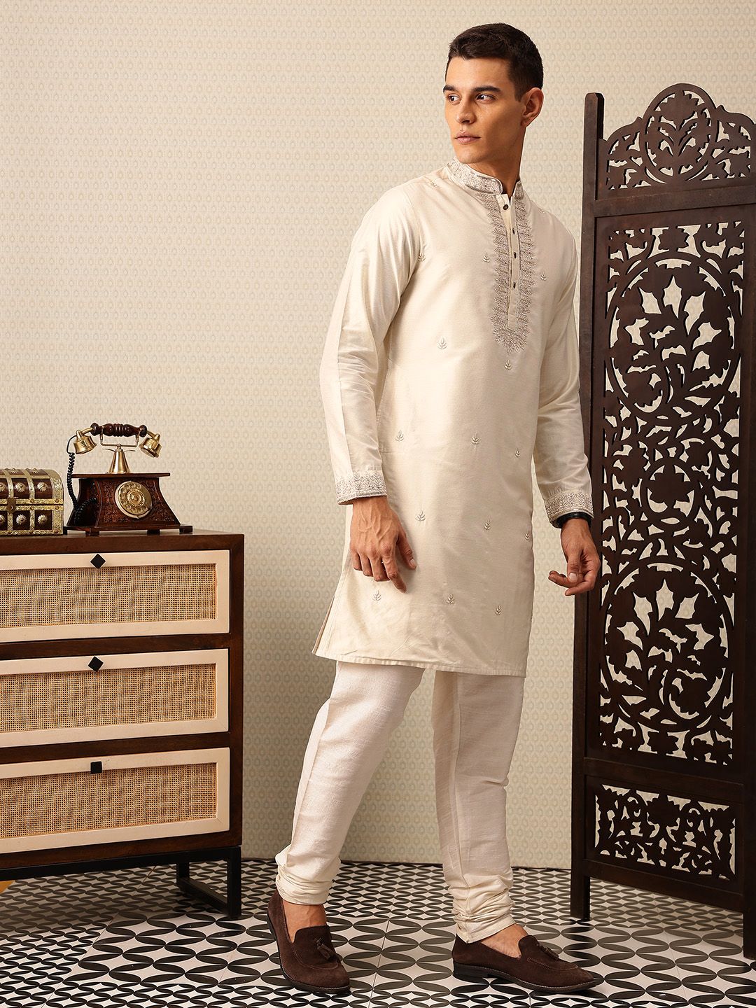 House of Pataudi Floral Yoke Design Mandarin Collar Sequinned Jashn Kurta