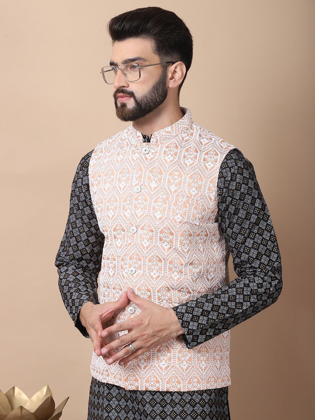 Kurta Kolar Mandarin Bercetak Motif Etnik Hitam Anouk dengan Jaket Churidar & Nehru