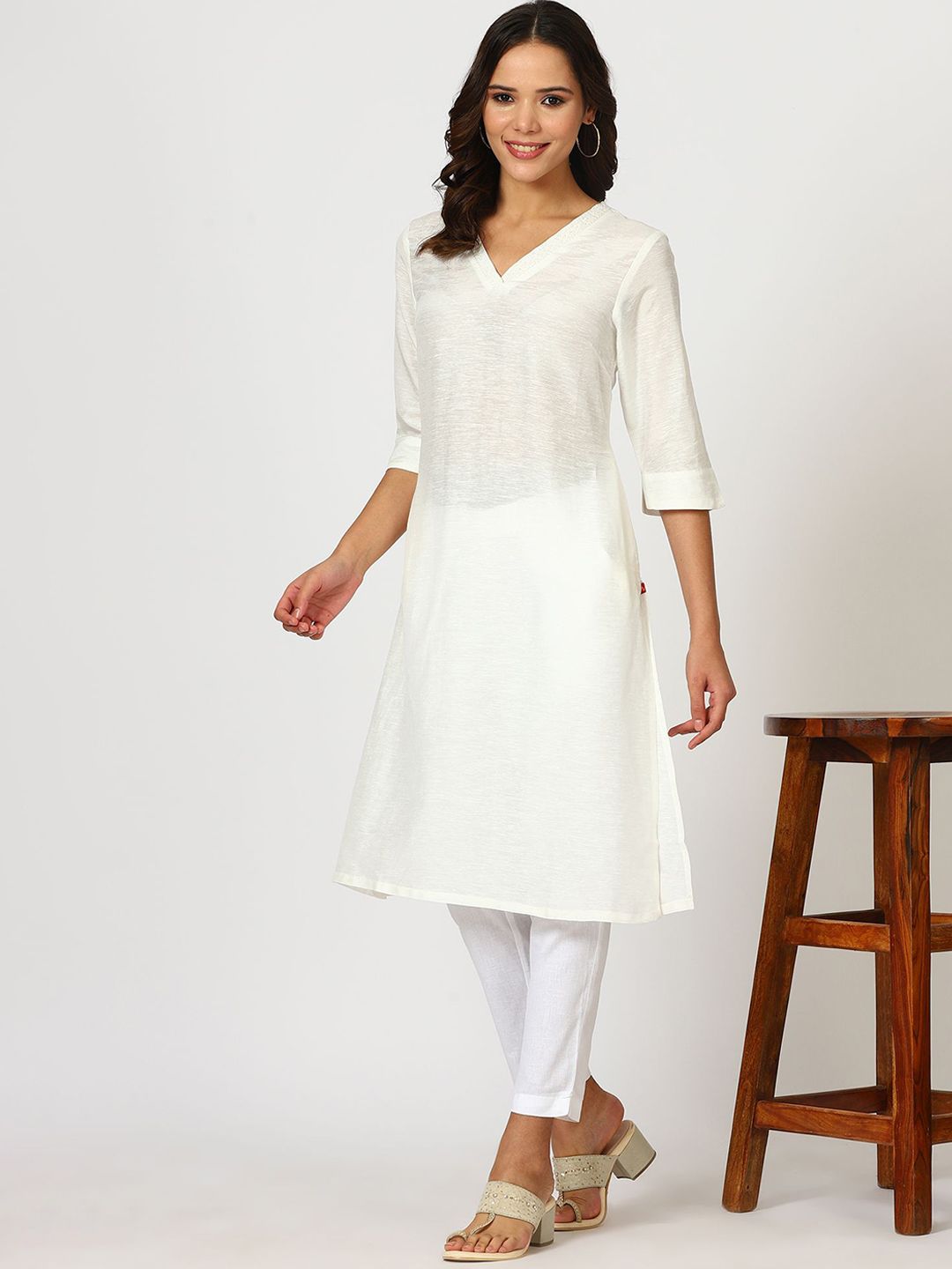 W Embroidered Beaded V-Neck Linen Straight Kurta