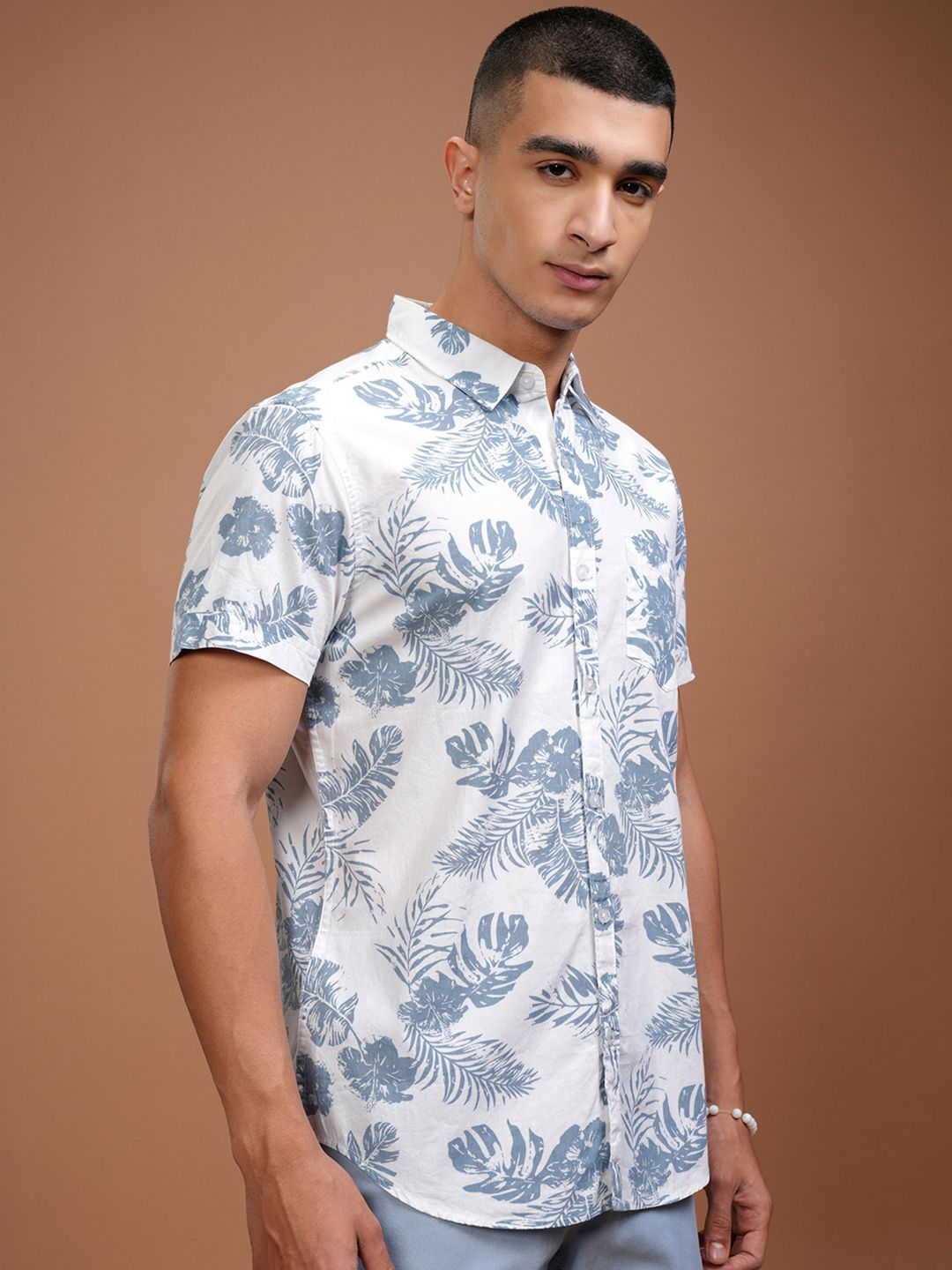 Highlander Men White & Blue Slim Fit Dicetak Baju Kasual